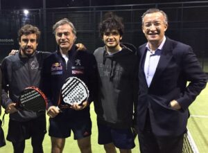 Fernando, juntos a Carlos Sainz padre e hijo.