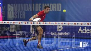 Campagnolo golpeando una bola sobre el 20x10.